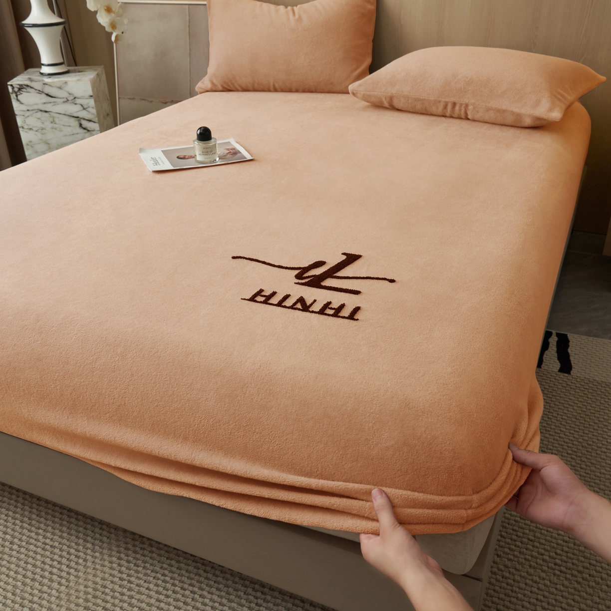 91家纺网 家纺一手货源 找家纺 早晨家纺 2025新款牛奶绒纯色毛巾绣暖绒床笠 时尚-橘色