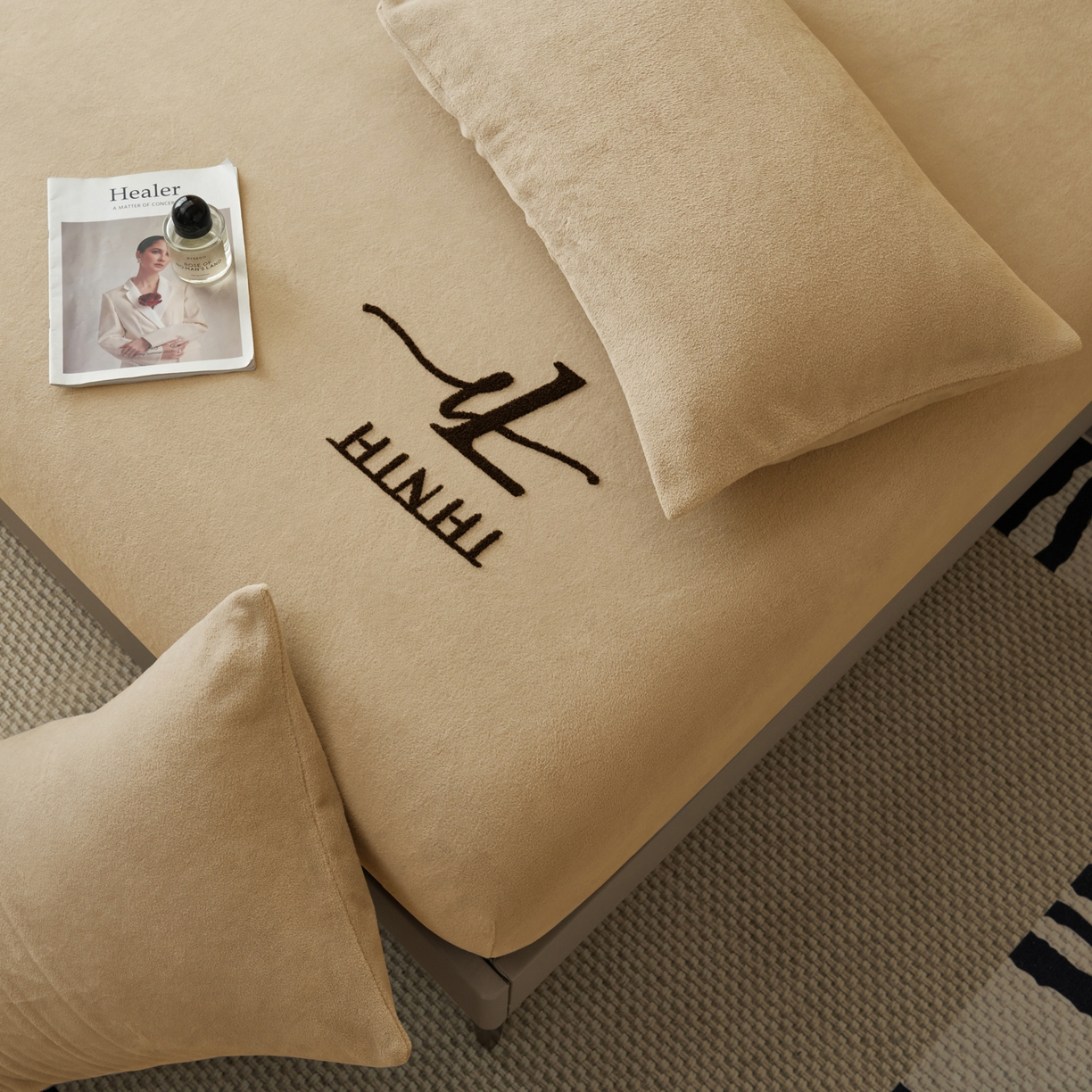 91家纺网 家纺一手货源 找家纺 早晨家纺 2025新款牛奶绒纯色毛巾绣暖绒床笠 时尚-米驼