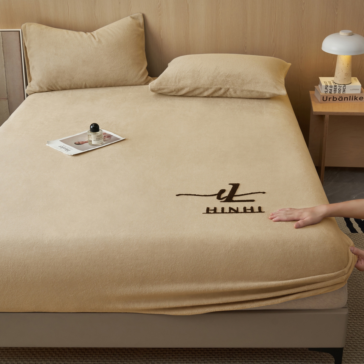 91家纺网 家纺一手货源 找家纺 早晨家纺 2025新款牛奶绒纯色毛巾绣暖绒床笠 时尚-米驼