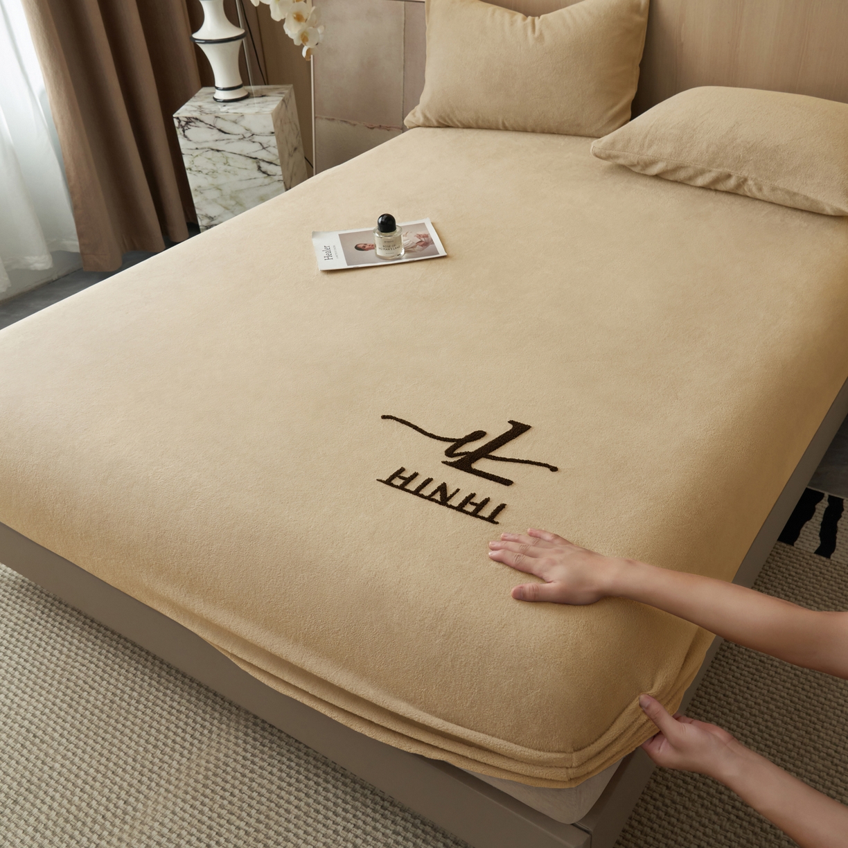 91家纺网 家纺一手货源 找家纺 早晨家纺 2025新款牛奶绒纯色毛巾绣暖绒床笠 时尚-米驼