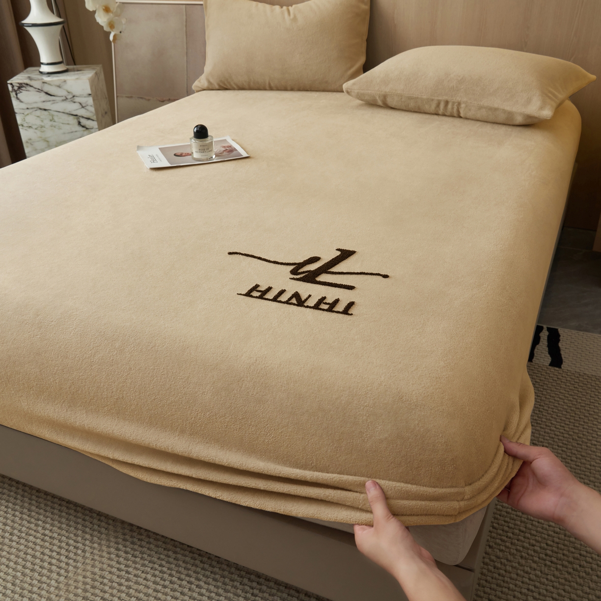 91家纺网 家纺一手货源 找家纺 早晨家纺 2025新款牛奶绒纯色毛巾绣暖绒床笠 时尚-米驼