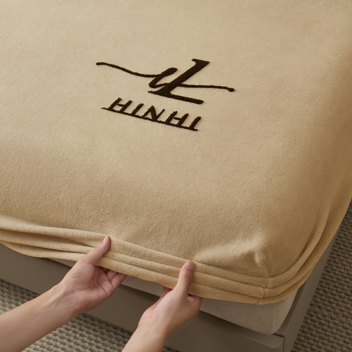 91家纺网 家纺一手货源 找家纺 早晨家纺 2025新款牛奶绒纯色毛巾绣暖绒床笠 时尚-米驼