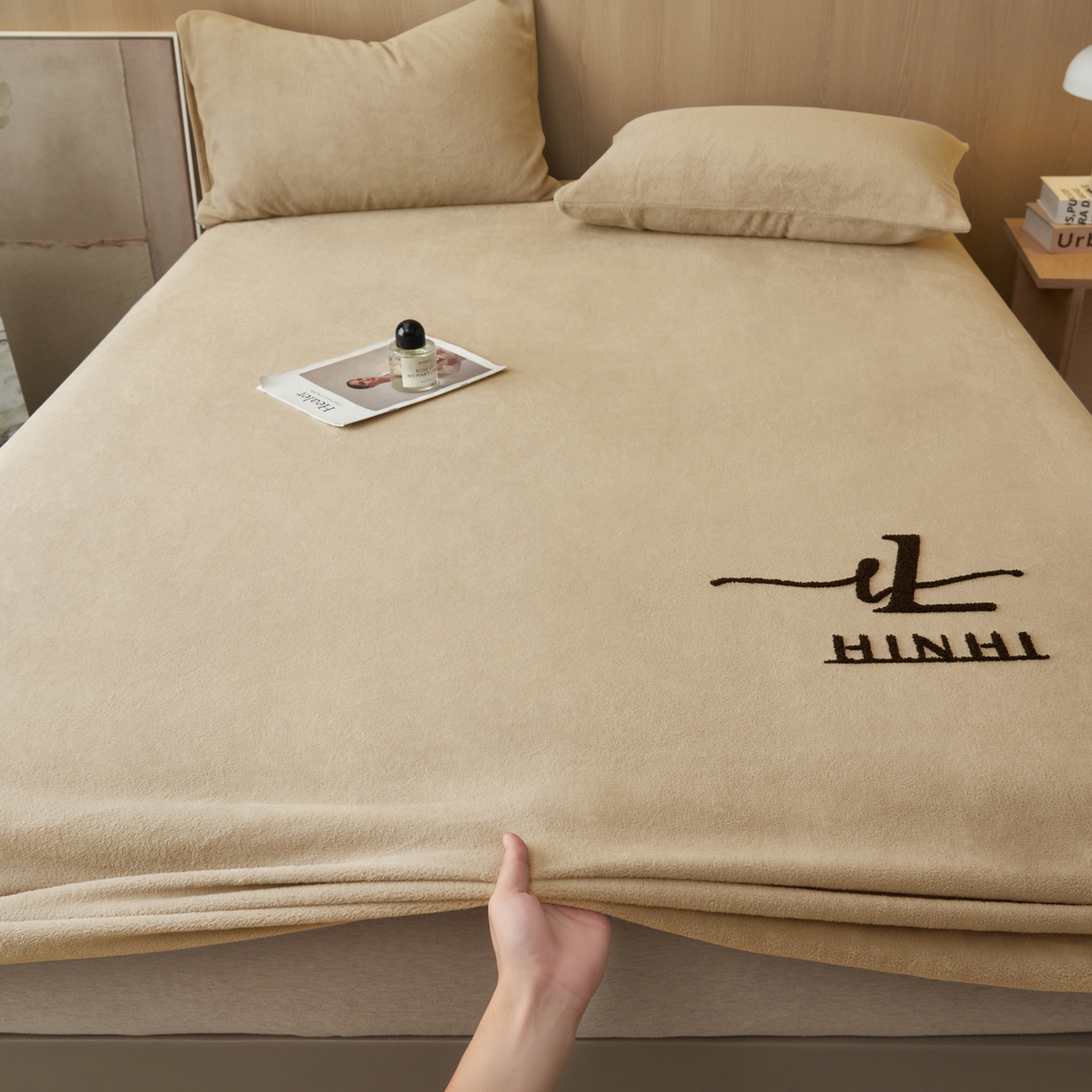 91家纺网 家纺一手货源 找家纺 早晨家纺 2025新款牛奶绒纯色毛巾绣暖绒床笠 时尚-米驼