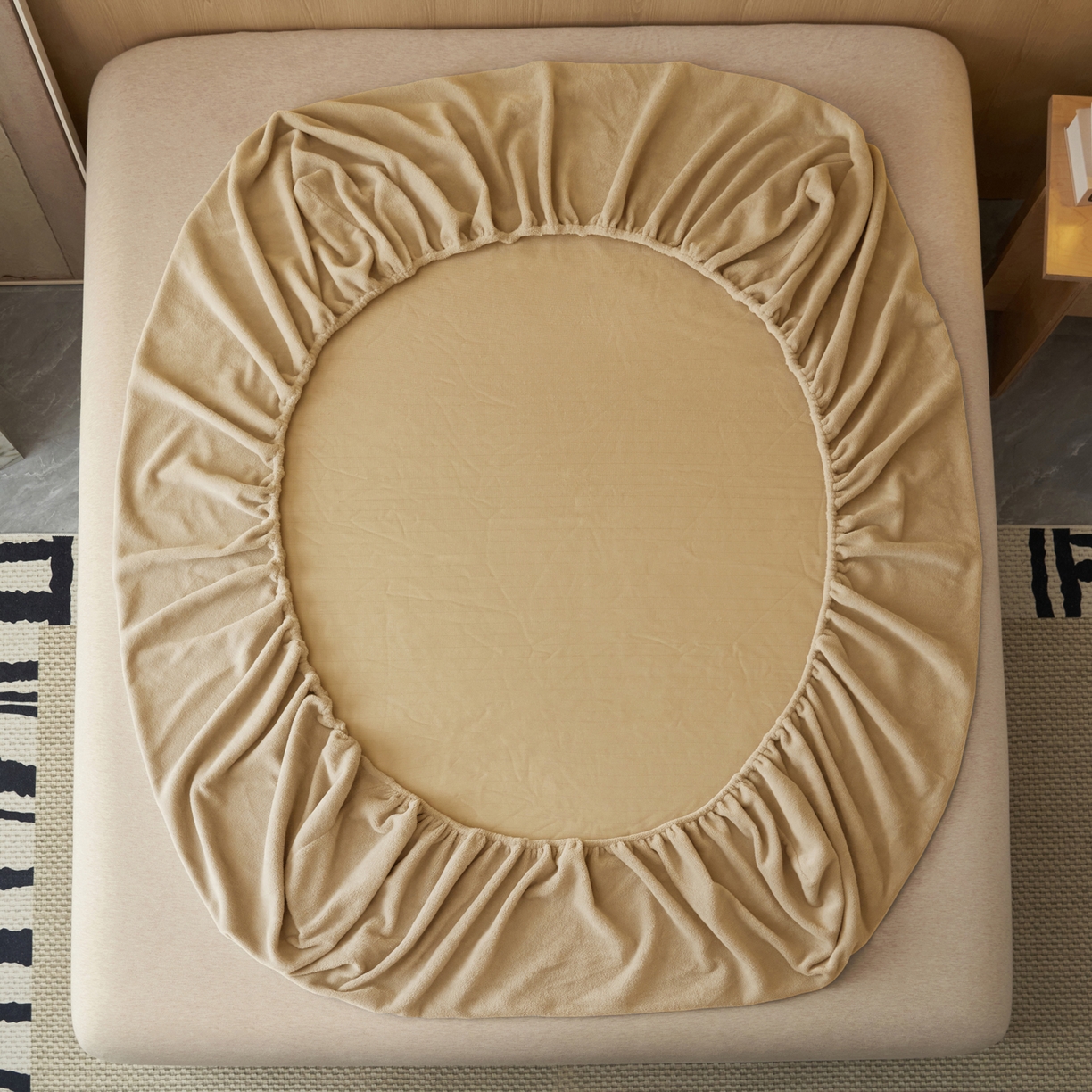 91家纺网 家纺一手货源 找家纺 早晨家纺 2025新款牛奶绒纯色毛巾绣暖绒床笠 时尚-米驼