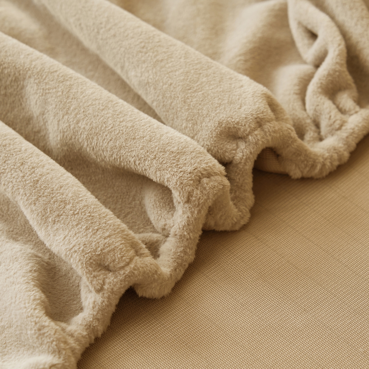 91家纺网 家纺一手货源 找家纺 早晨家纺 2025新款牛奶绒纯色毛巾绣暖绒床笠 时尚-米驼