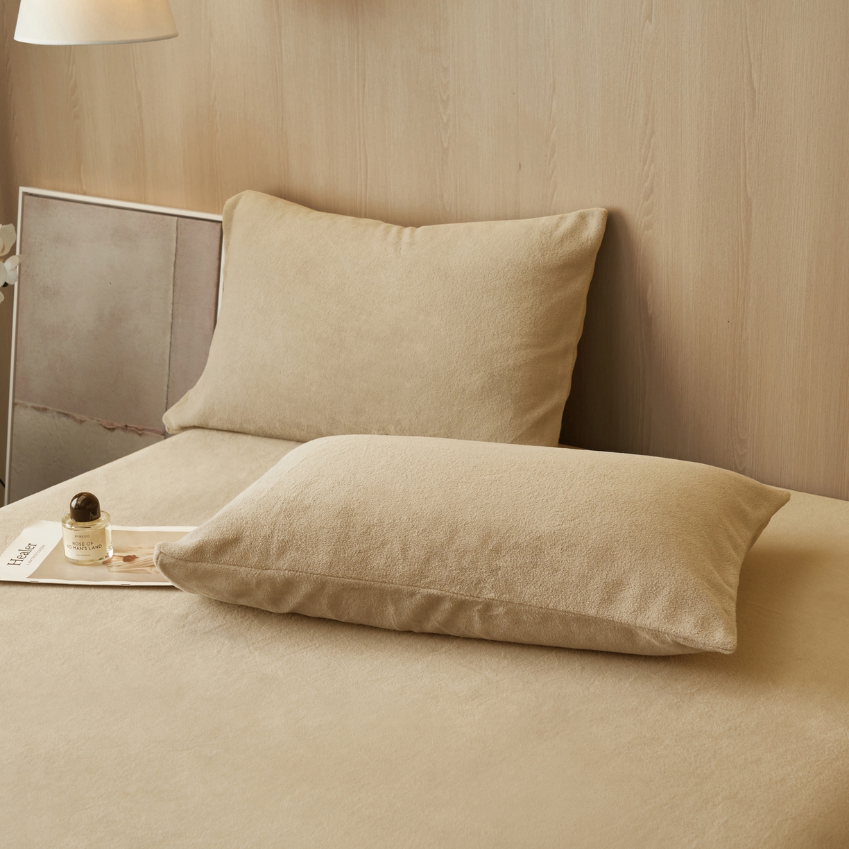 91家纺网 家纺一手货源 找家纺 早晨家纺 2025新款牛奶绒纯色毛巾绣暖绒床笠 时尚-米驼