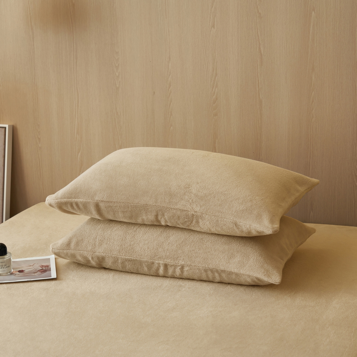 91家纺网 家纺一手货源 找家纺 早晨家纺 2025新款牛奶绒纯色毛巾绣暖绒床笠 时尚-米驼