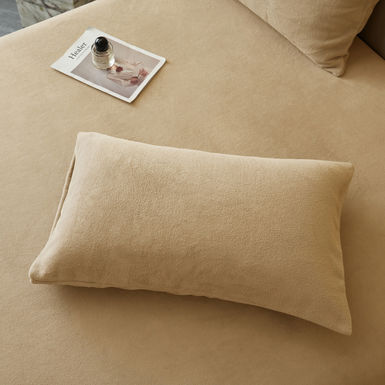 91家纺网 家纺一手货源 找家纺 早晨家纺 2025新款牛奶绒纯色毛巾绣暖绒床笠 时尚-米驼