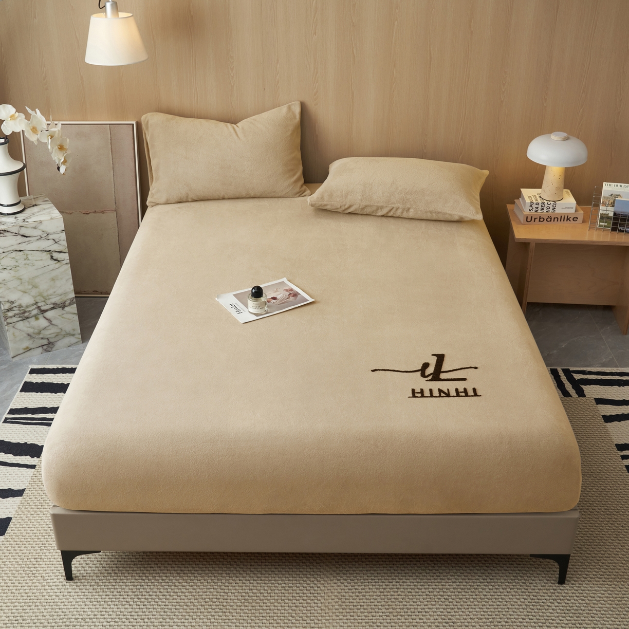 91家纺网 家纺一手货源 找家纺 早晨家纺 2025新款牛奶绒纯色毛巾绣暖绒床笠 时尚-米驼