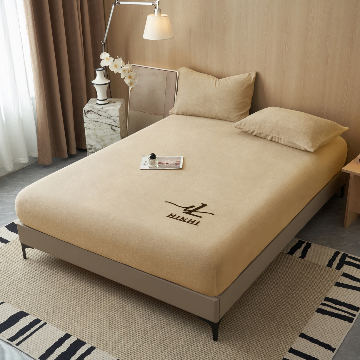 91家纺网 家纺一手货源 找家纺 早晨家纺 2025新款牛奶绒纯色毛巾绣暖绒床笠 时尚-米驼