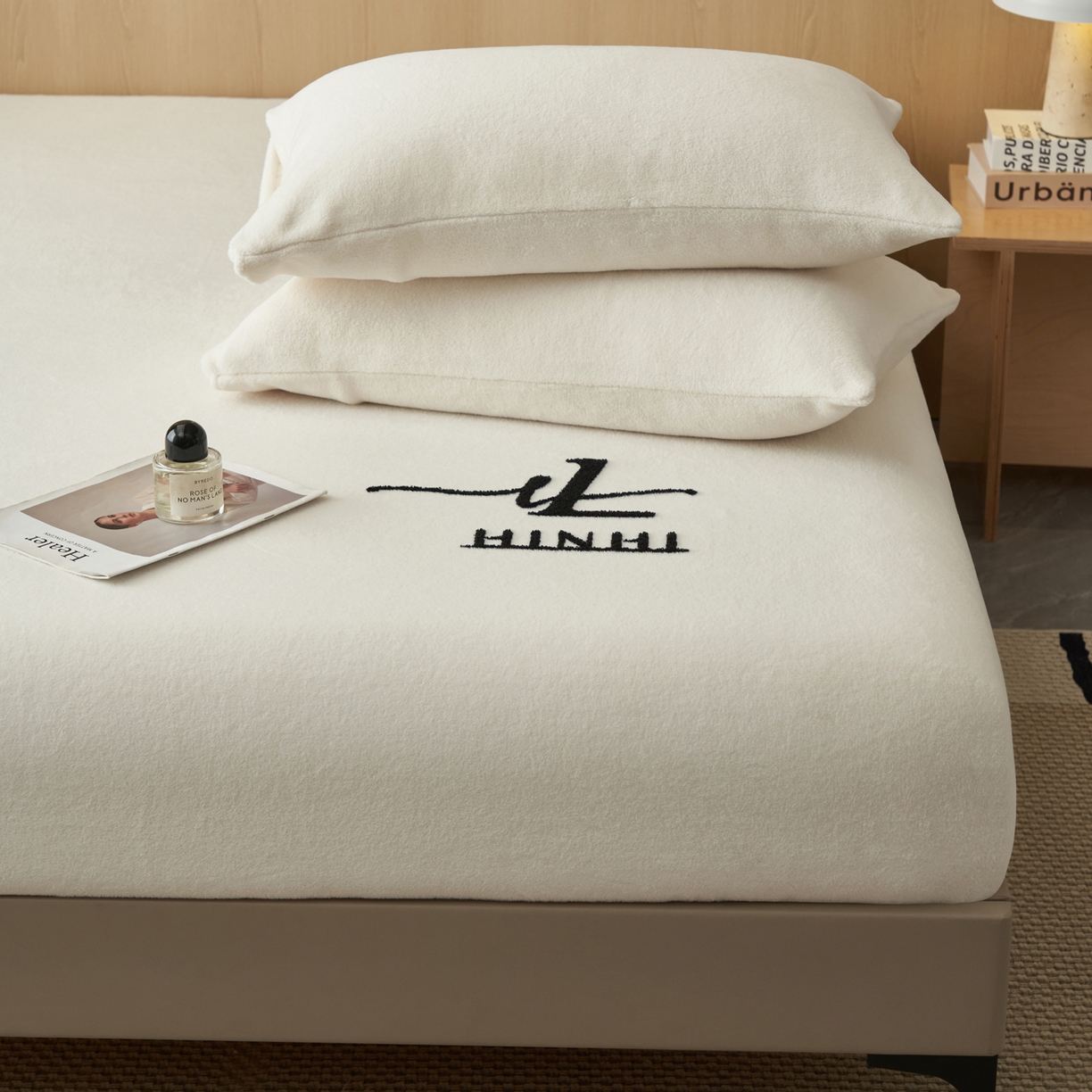 91家纺网 家纺一手货源 找家纺 早晨家纺 2025新款牛奶绒纯色毛巾绣暖绒床笠 时尚-奶白