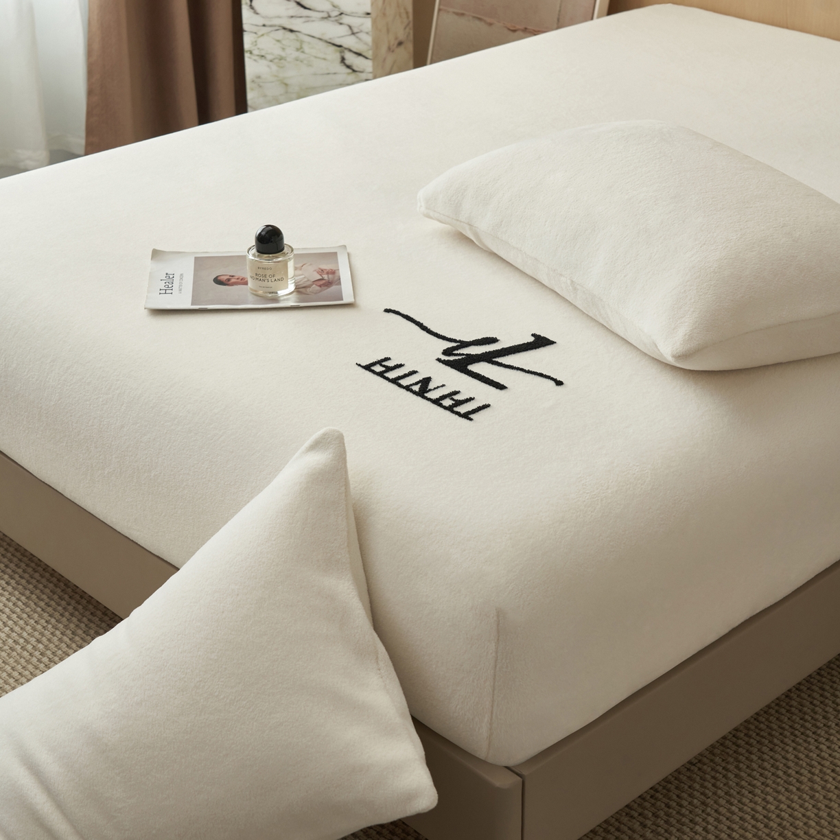 91家纺网 家纺一手货源 找家纺 早晨家纺 2025新款牛奶绒纯色毛巾绣暖绒床笠 时尚-奶白