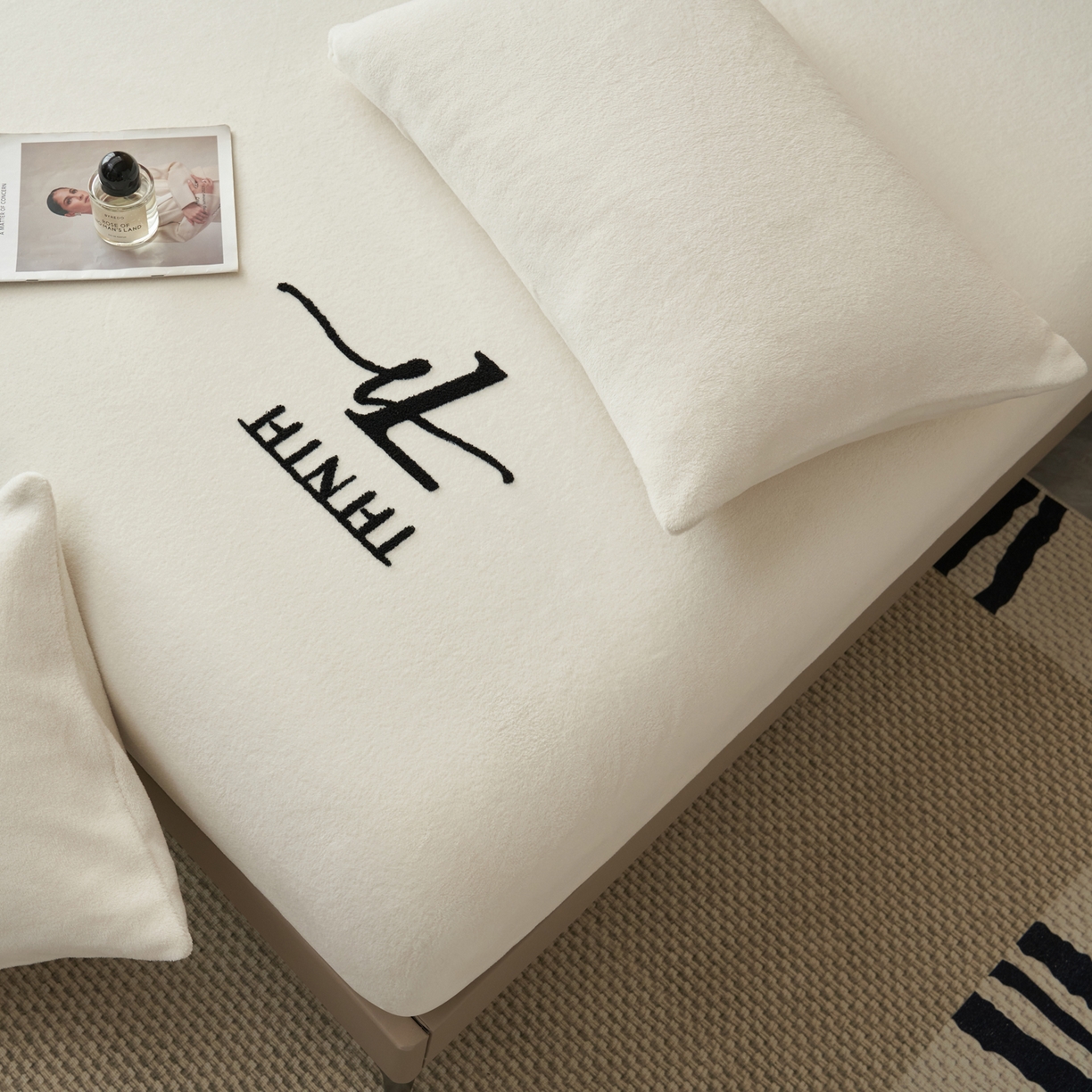 91家纺网 家纺一手货源 找家纺 早晨家纺 2025新款牛奶绒纯色毛巾绣暖绒床笠 时尚-奶白