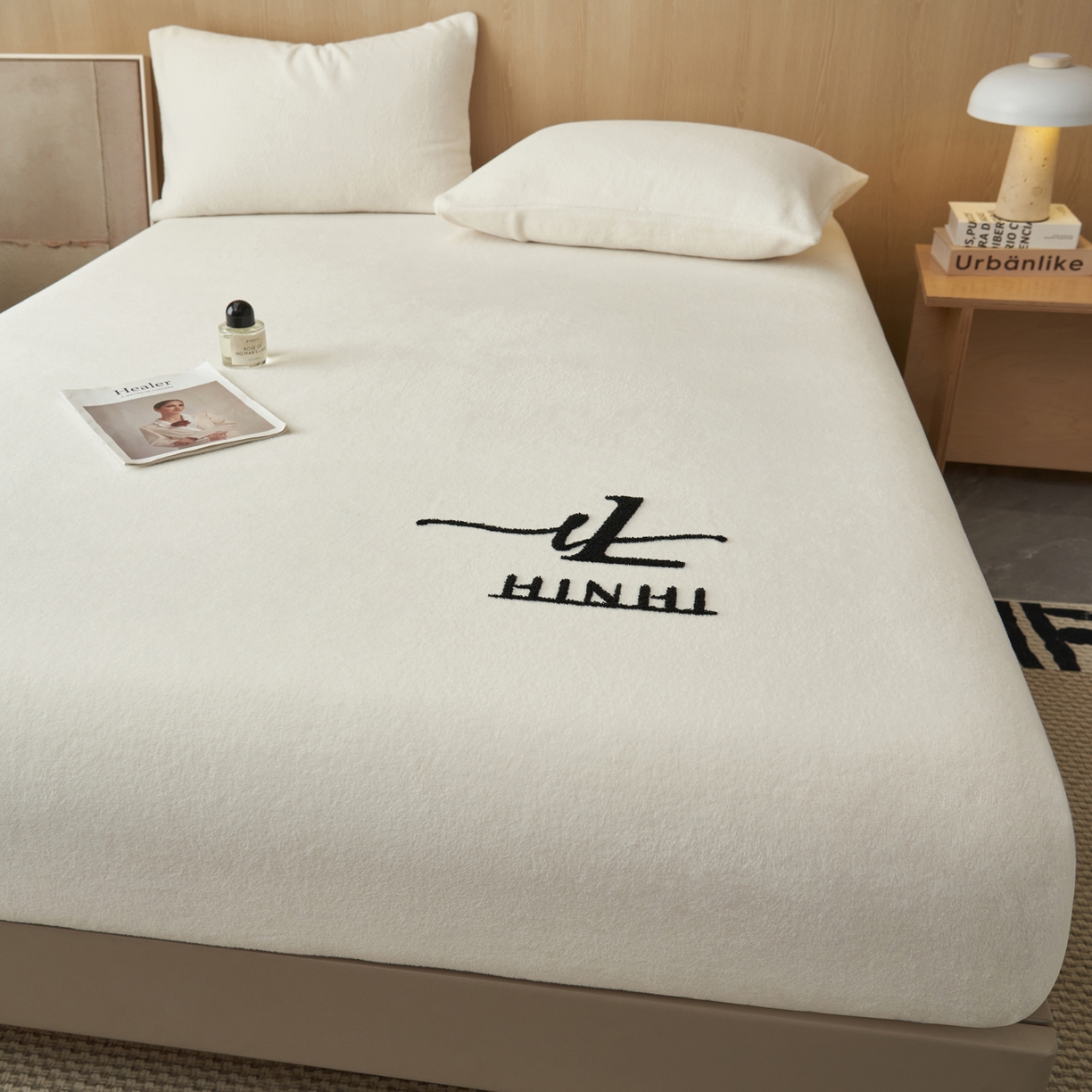 91家纺网 家纺一手货源 找家纺 早晨家纺 2025新款牛奶绒纯色毛巾绣暖绒床笠 时尚-奶白