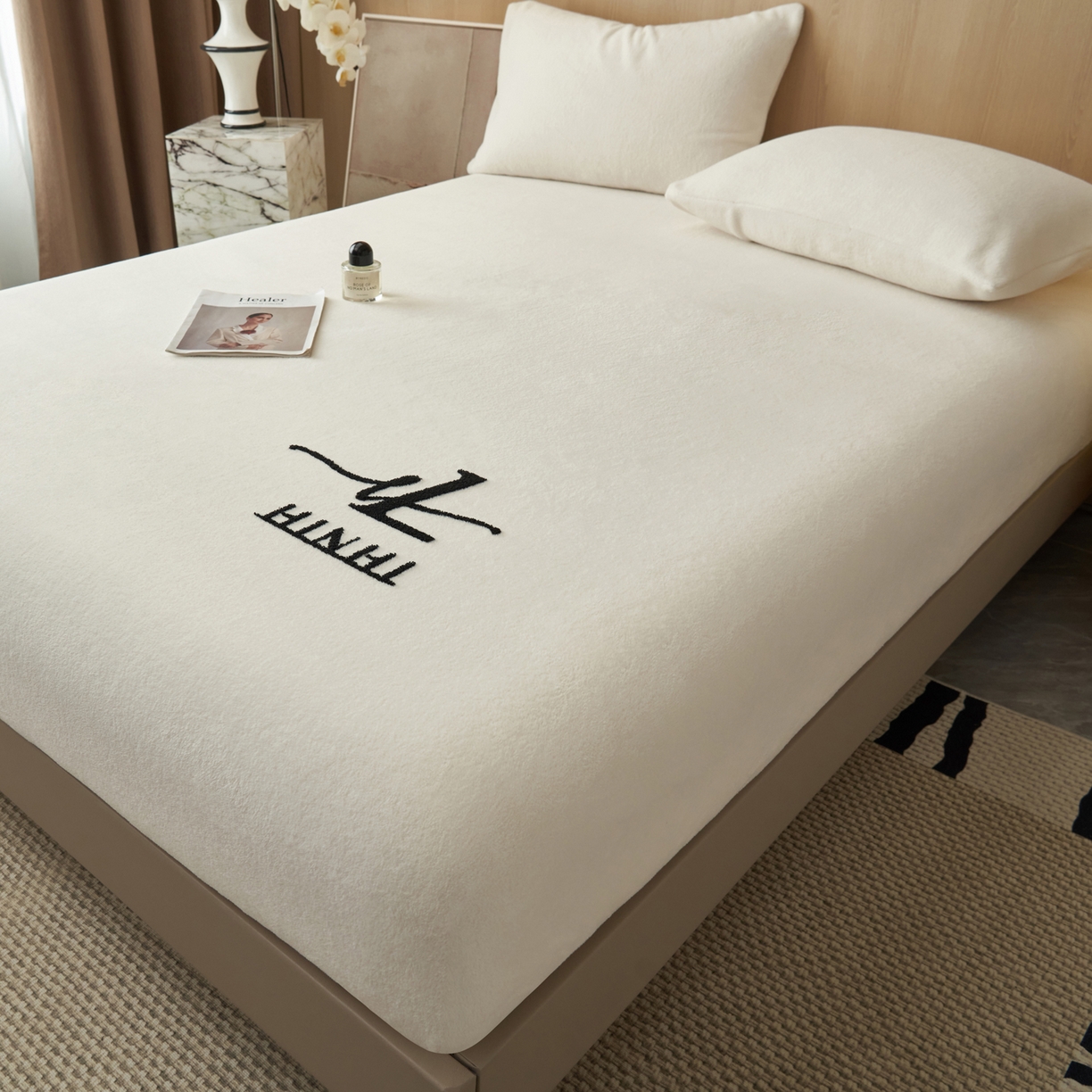 91家纺网 家纺一手货源 找家纺 早晨家纺 2025新款牛奶绒纯色毛巾绣暖绒床笠 时尚-奶白