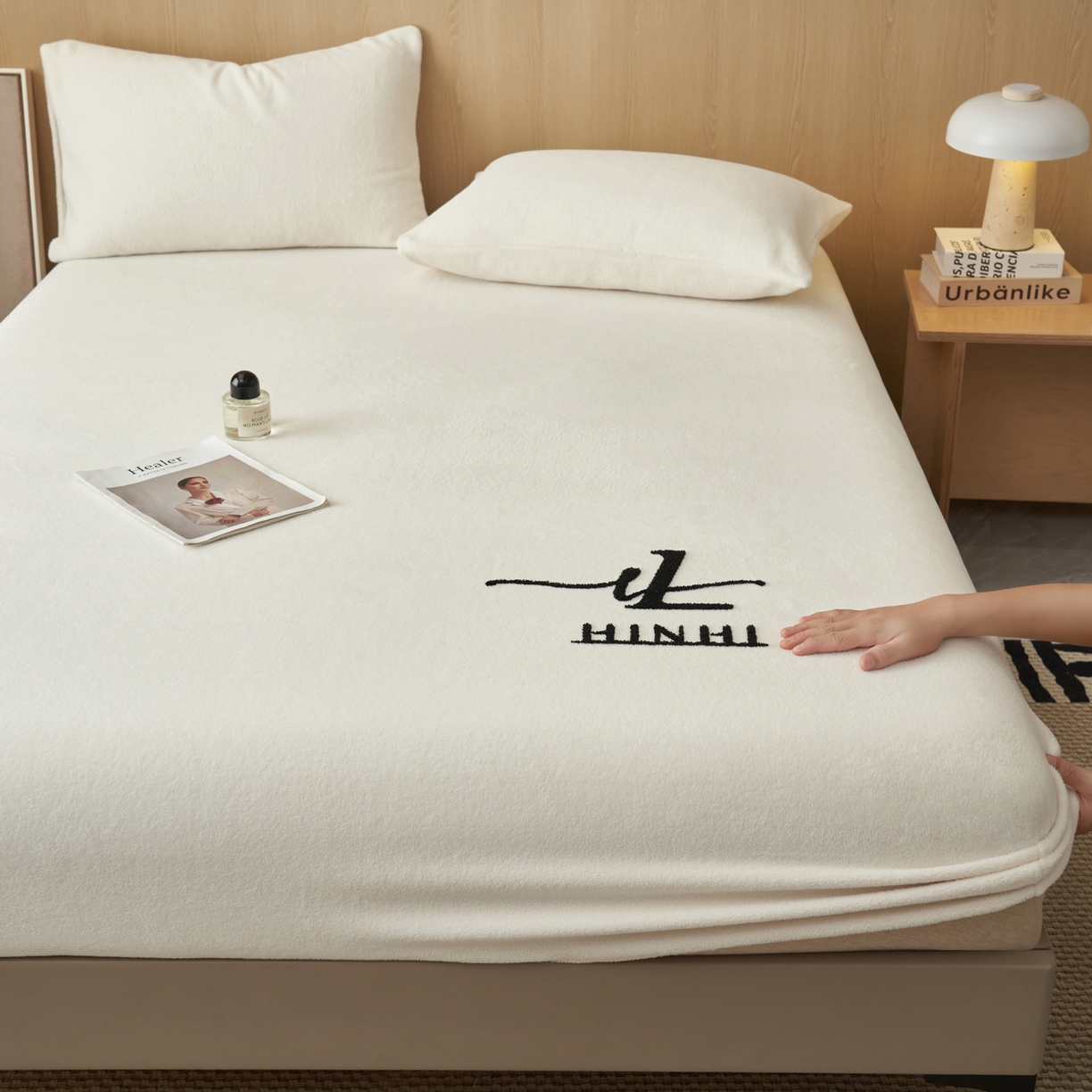 91家纺网 家纺一手货源 找家纺 早晨家纺 2025新款牛奶绒纯色毛巾绣暖绒床笠 时尚-奶白