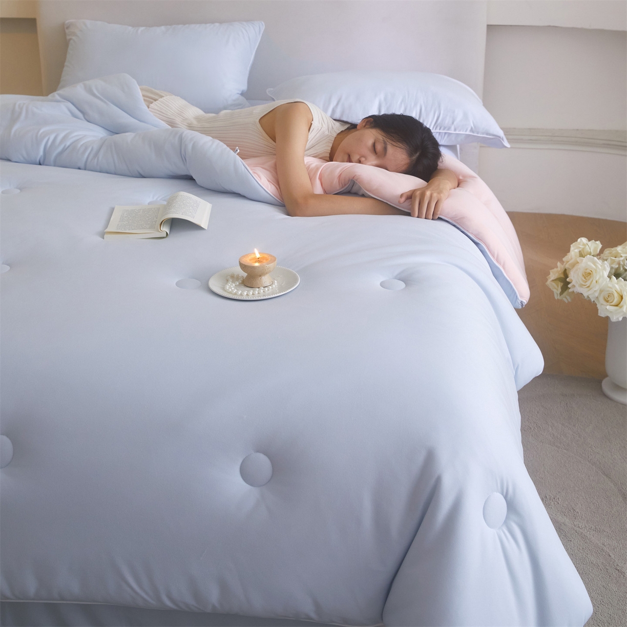 91家纺网 家纺一手货源 找家纺 （总）头等舱 2025新款针织A类软糯净植力抗菌防螨防霉低致敏双拼秋冬被（模特图）