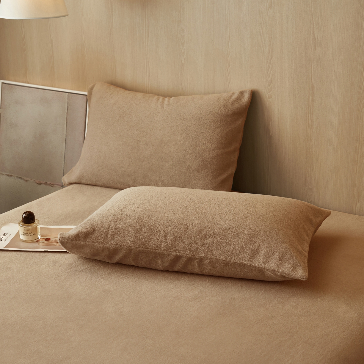 91家纺网 家纺一手货源 找家纺 早晨家纺 2025新款牛奶绒纯色毛巾绣暖绒床笠 时尚-奶茶咖