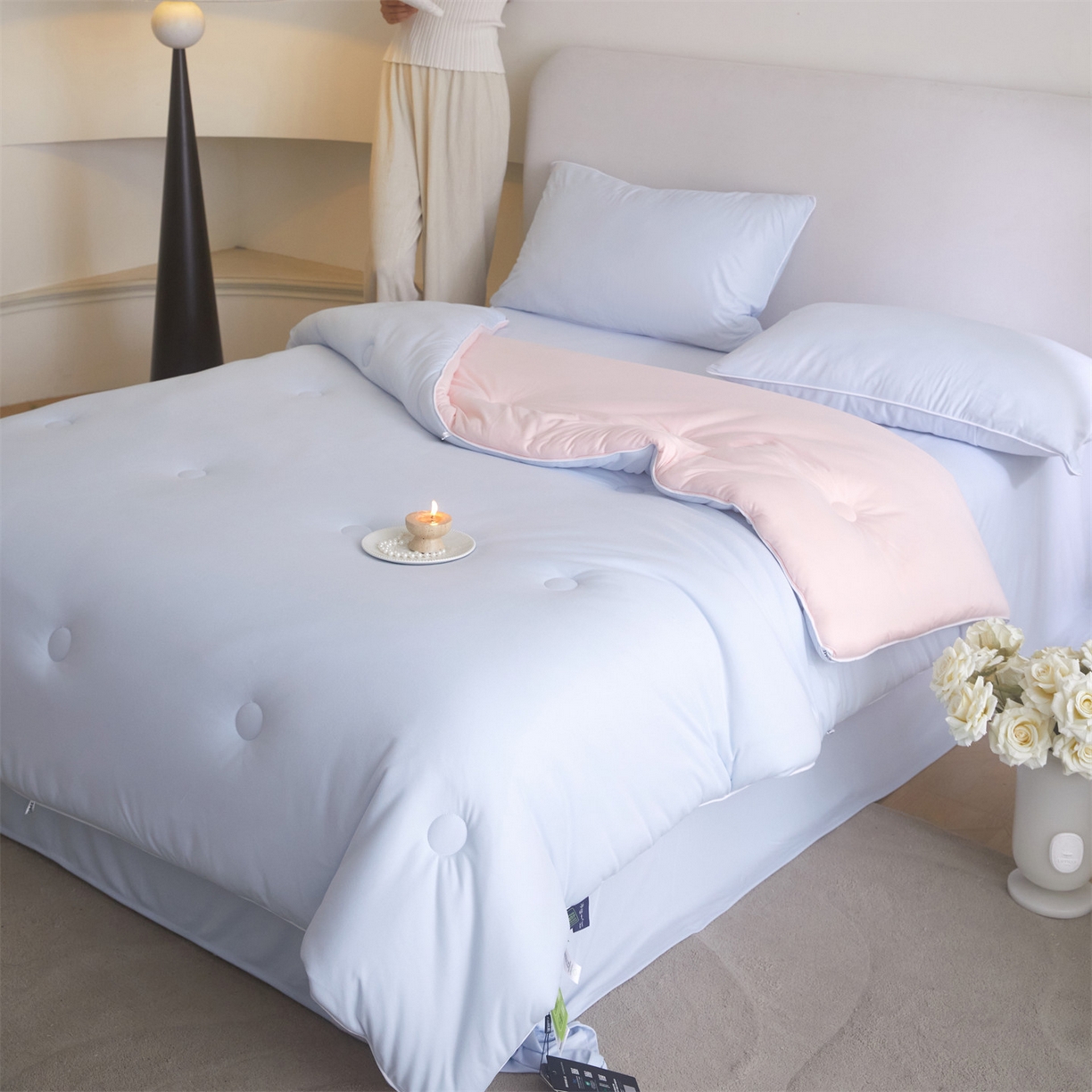 91家纺网 家纺一手货源 找家纺 头等舱 2025新款针织A类软糯净植力抗菌防螨防霉低致敏双拼秋冬被（模特图） 典雅蓝+粉玉