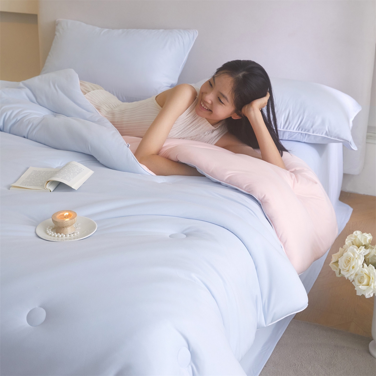 91家纺网 家纺一手货源 找家纺 头等舱 2025新款针织A类软糯净植力抗菌防螨防霉低致敏双拼秋冬被（模特图） 典雅蓝+粉玉