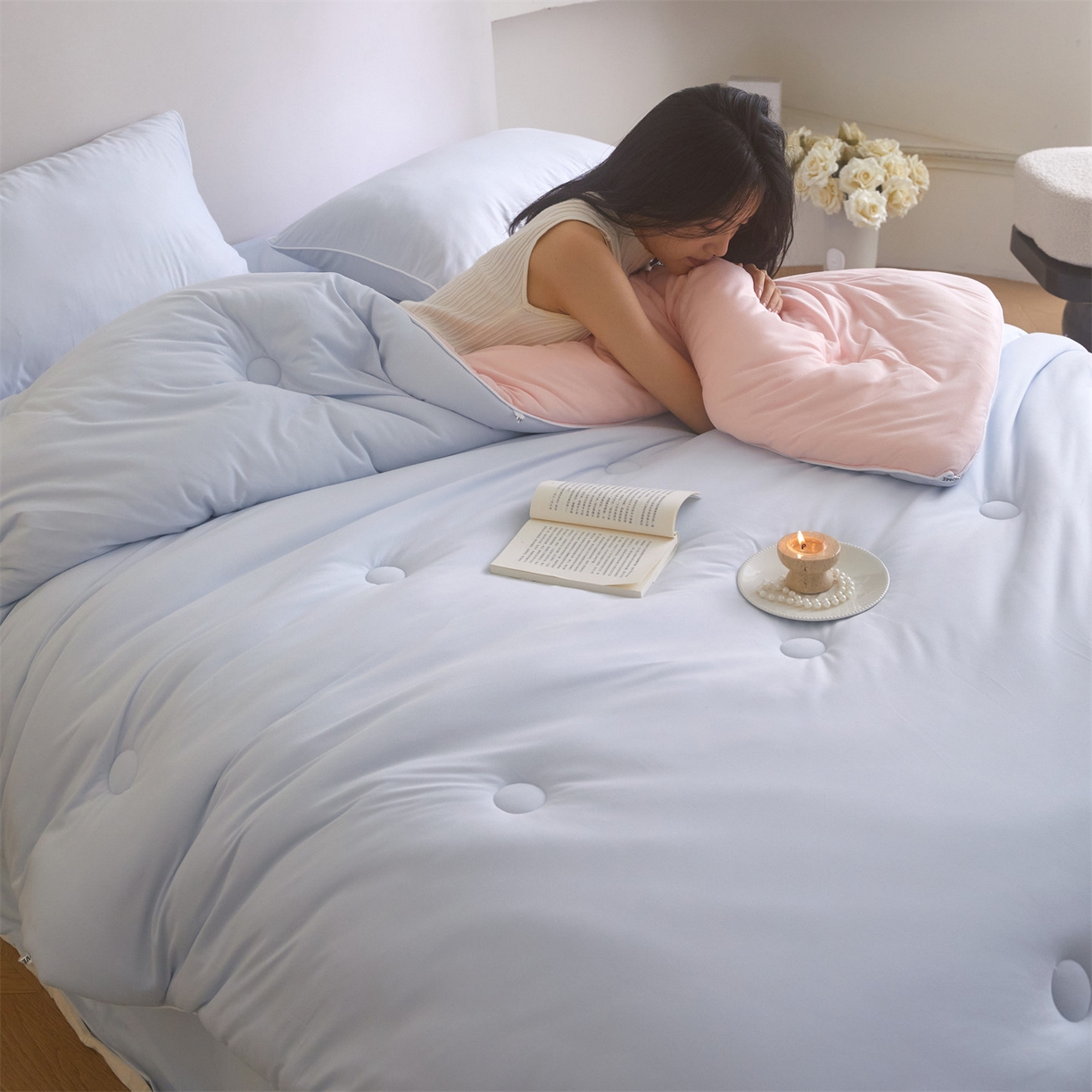 91家纺网 家纺一手货源 找家纺 头等舱 2025新款针织A类软糯净植力抗菌防螨防霉低致敏双拼秋冬被（模特图） 典雅蓝+粉玉