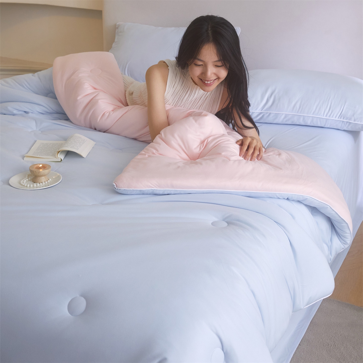 91家纺网 家纺一手货源 找家纺 头等舱 2025新款针织A类软糯净植力抗菌防螨防霉低致敏双拼秋冬被（模特图） 典雅蓝+粉玉