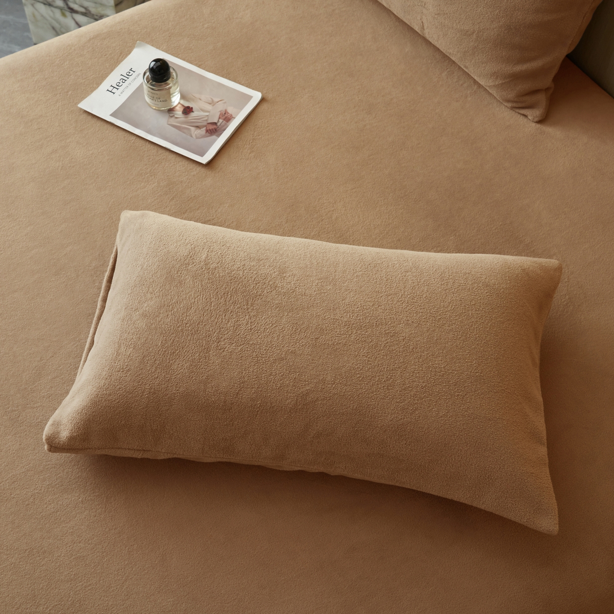 91家纺网 家纺一手货源 找家纺 早晨家纺 2025新款牛奶绒纯色毛巾绣暖绒床笠 时尚-奶茶咖