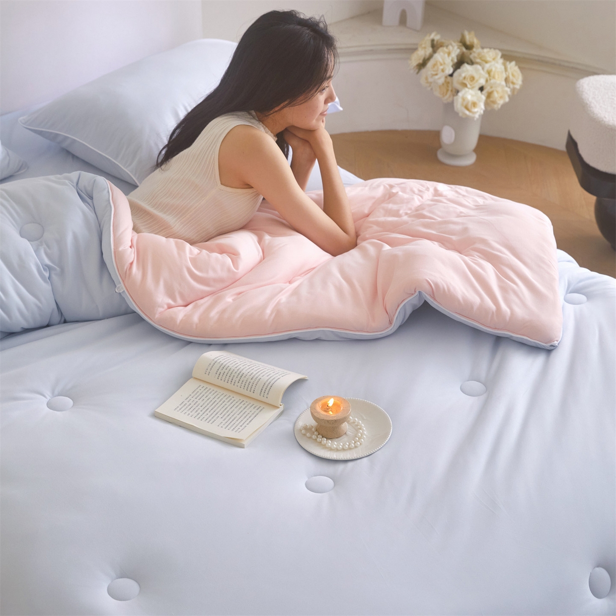 91家纺网 家纺一手货源 找家纺 头等舱 2025新款针织A类软糯净植力抗菌防螨防霉低致敏双拼秋冬被（模特图） 典雅蓝+粉玉