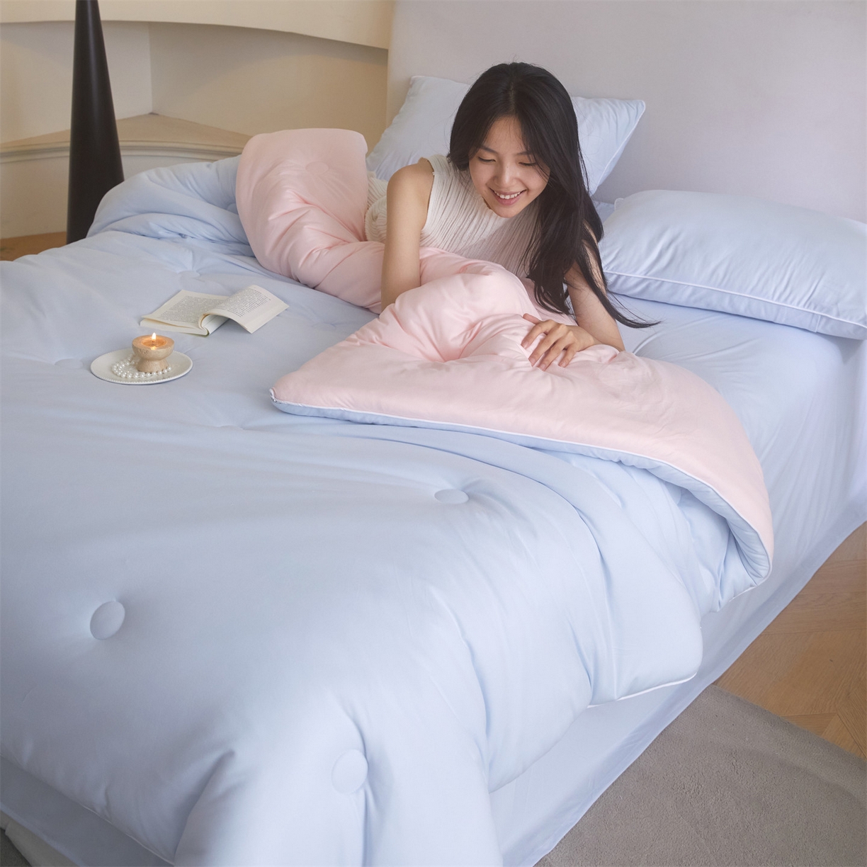 91家纺网 家纺一手货源 找家纺 头等舱 2025新款针织A类软糯净植力抗菌防螨防霉低致敏双拼秋冬被（模特图） 典雅蓝+粉玉