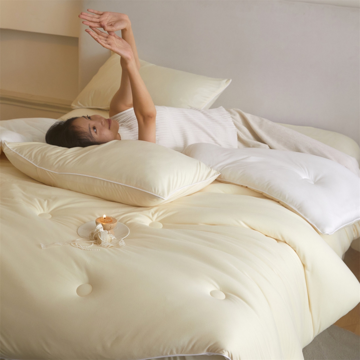 91家纺网 家纺一手货源 找家纺 头等舱 2025新款针织A类软糯净植力抗菌防螨防霉低致敏双拼秋冬被（模特图） 米黄+本白