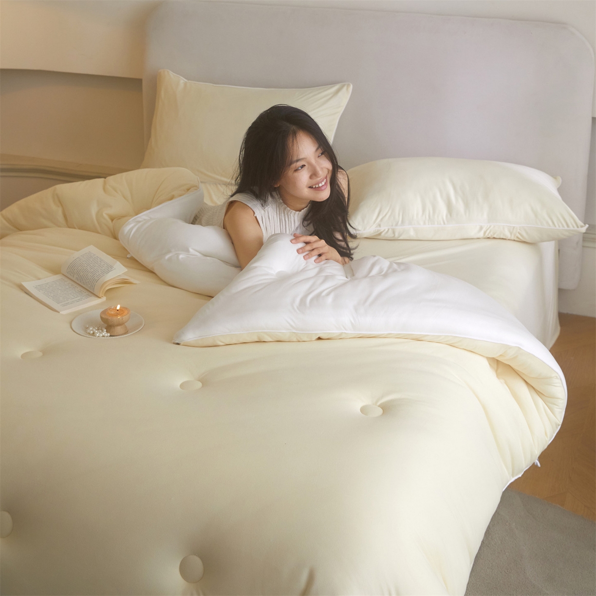 91家纺网 家纺一手货源 找家纺 头等舱 2025新款针织A类软糯净植力抗菌防螨防霉低致敏双拼秋冬被（模特图） 米黄+本白