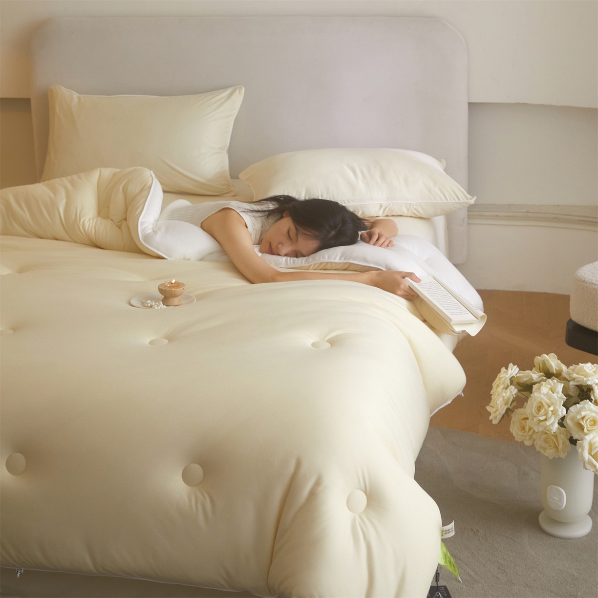 91家纺网 家纺一手货源 找家纺 头等舱 2025新款针织A类软糯净植力抗菌防螨防霉低致敏双拼秋冬被（模特图） 米黄+本白