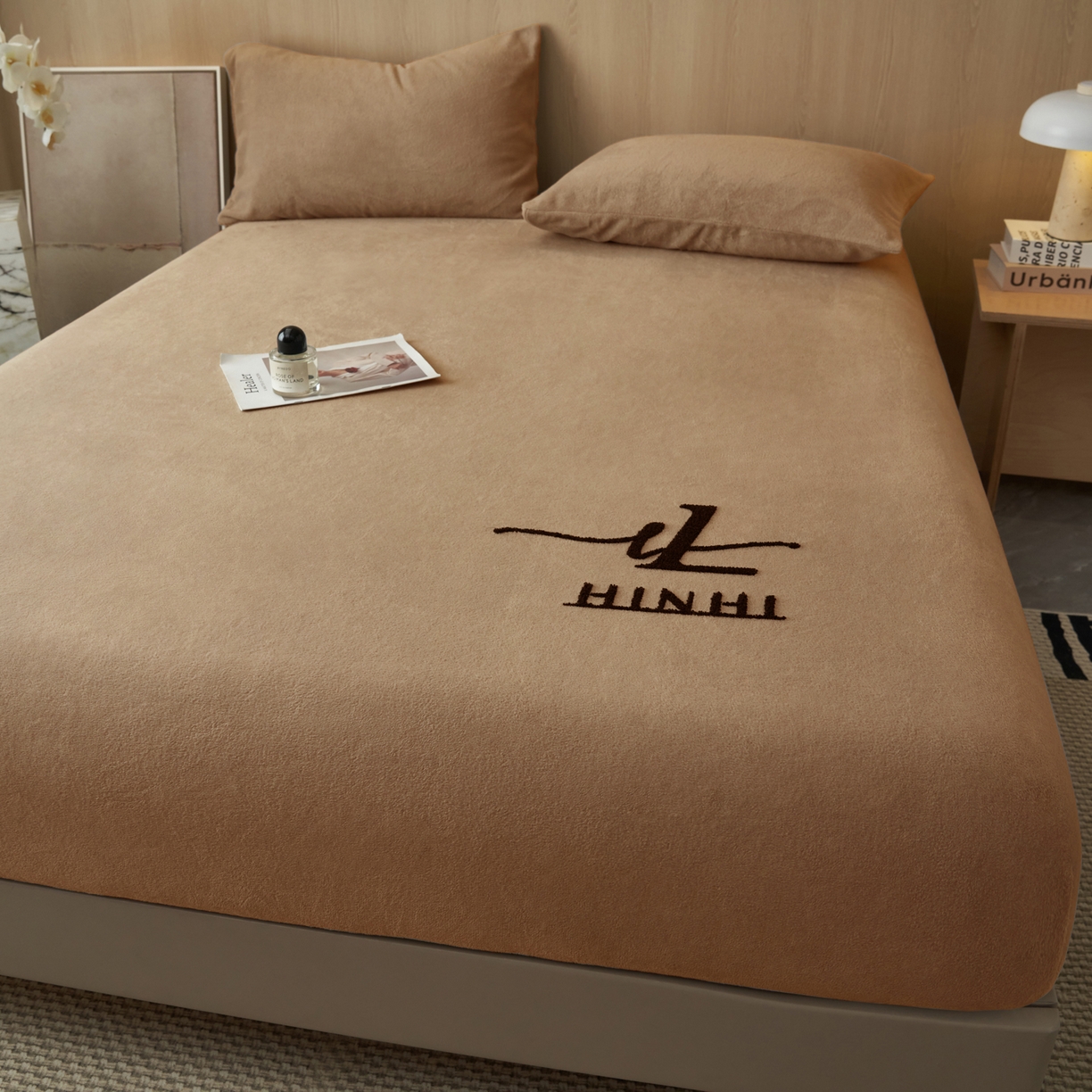 91家纺网 家纺一手货源 找家纺 早晨家纺 2025新款牛奶绒纯色毛巾绣暖绒床笠 时尚-奶茶咖