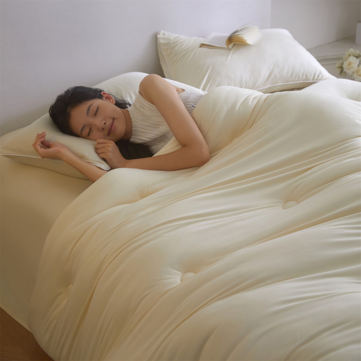 91家纺网 家纺一手货源 找家纺 头等舱 2025新款针织A类软糯净植力抗菌防螨防霉低致敏双拼秋冬被（模特图） 米黄+本白