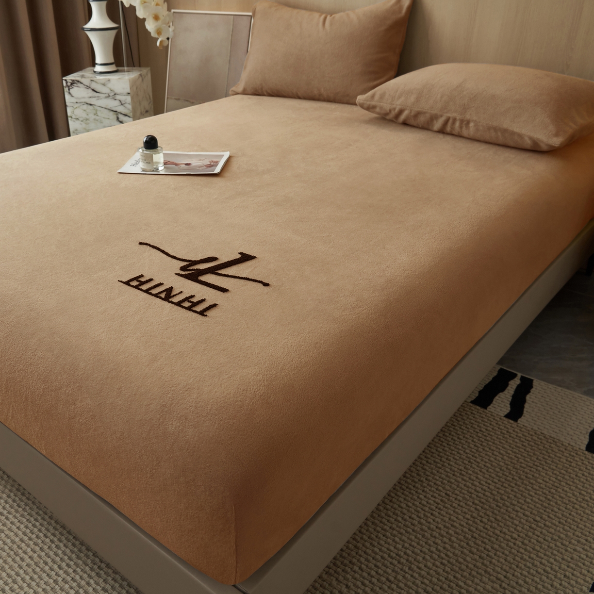 91家纺网 家纺一手货源 找家纺 早晨家纺 2025新款牛奶绒纯色毛巾绣暖绒床笠 时尚-奶茶咖