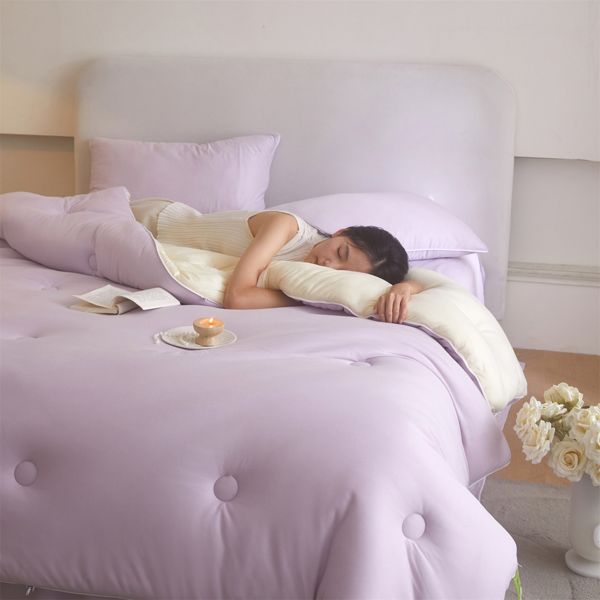 91家纺网 家纺一手货源 找家纺 头等舱 2025新款针织A类软糯净植力抗菌防螨防霉低致敏双拼秋冬被（模特图） 浅紫+奶黄