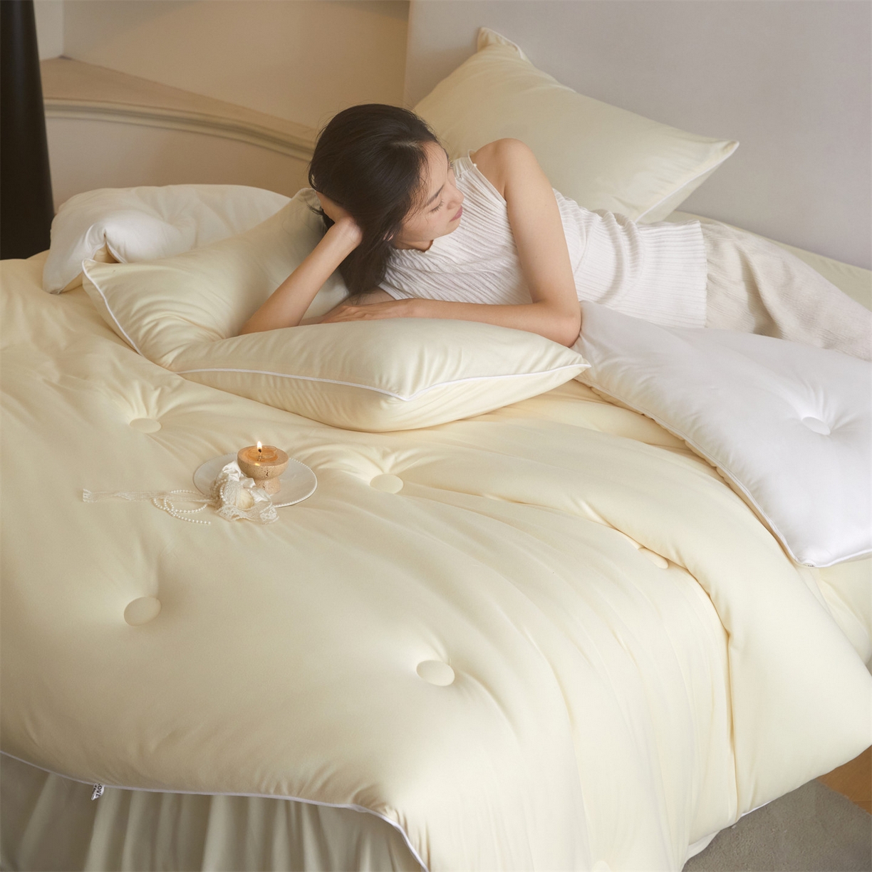 91家纺网 家纺一手货源 找家纺 头等舱 2025新款针织A类软糯净植力抗菌防螨防霉低致敏双拼秋冬被（模特图） 米黄+本白