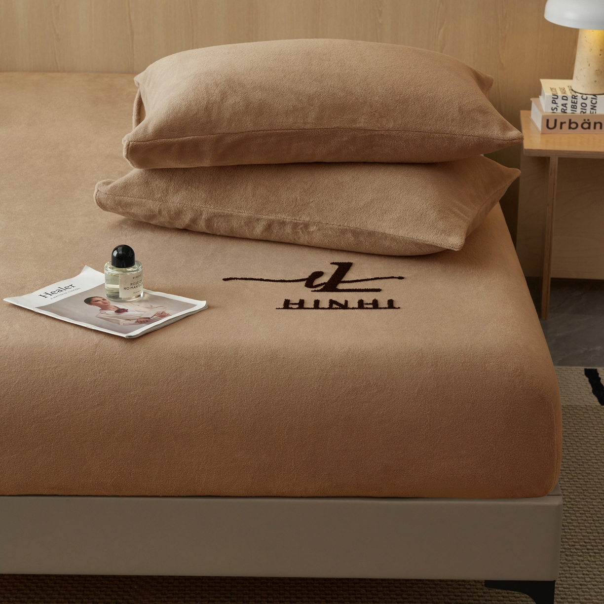 91家纺网 家纺一手货源 找家纺 早晨家纺 2025新款牛奶绒纯色毛巾绣暖绒床笠 时尚-奶茶咖