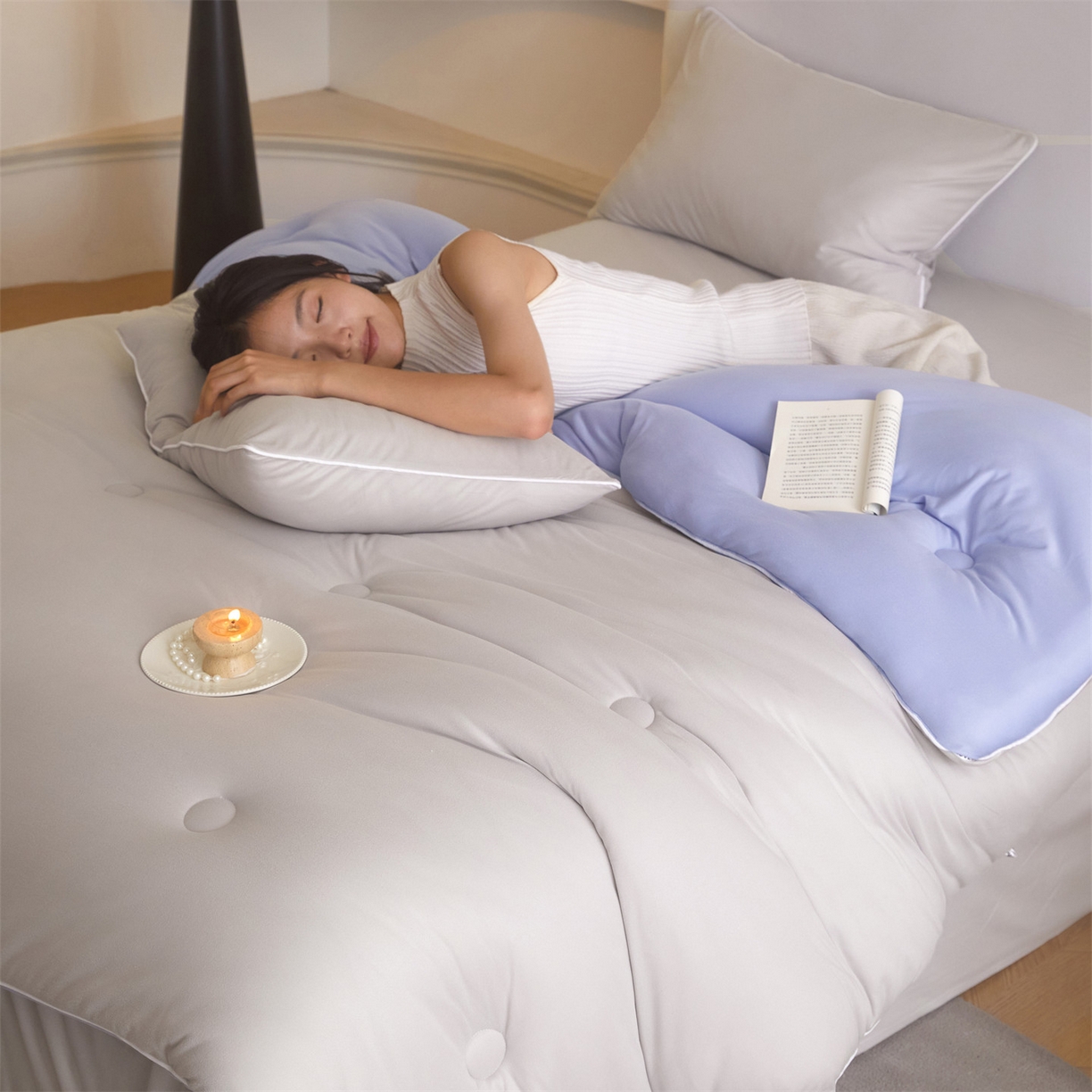 91家纺网 家纺一手货源 找家纺 头等舱 2025新款针织A类软糯净植力抗菌防螨防霉低致敏双拼秋冬被（模特图） 浅灰+天空蓝