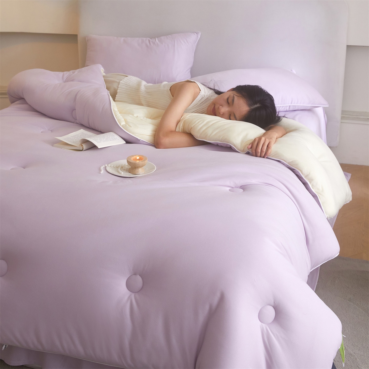 91家纺网 家纺一手货源 找家纺 头等舱 2025新款针织A类软糯净植力抗菌防螨防霉低致敏双拼秋冬被（模特图） 浅紫+奶黄