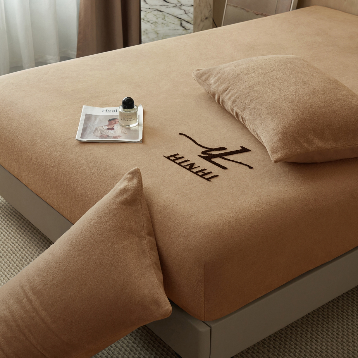 91家纺网 家纺一手货源 找家纺 早晨家纺 2025新款牛奶绒纯色毛巾绣暖绒床笠 时尚-奶茶咖