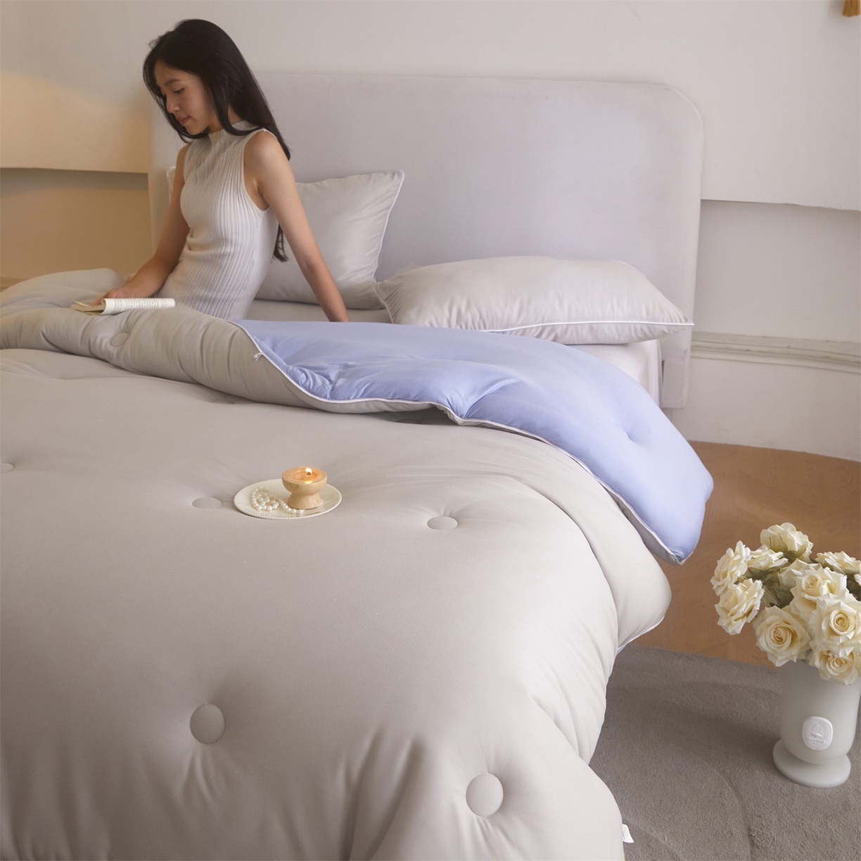 91家纺网 家纺一手货源 找家纺 头等舱 2025新款针织A类软糯净植力抗菌防螨防霉低致敏双拼秋冬被（模特图） 浅灰+天空蓝