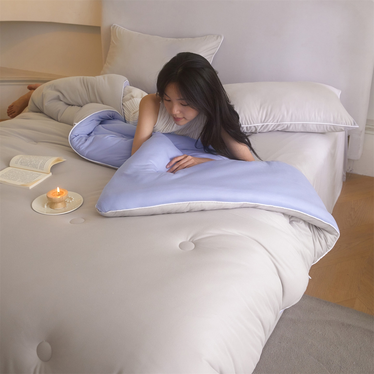 91家纺网 家纺一手货源 找家纺 头等舱 2025新款针织A类软糯净植力抗菌防螨防霉低致敏双拼秋冬被（模特图） 浅灰+天空蓝