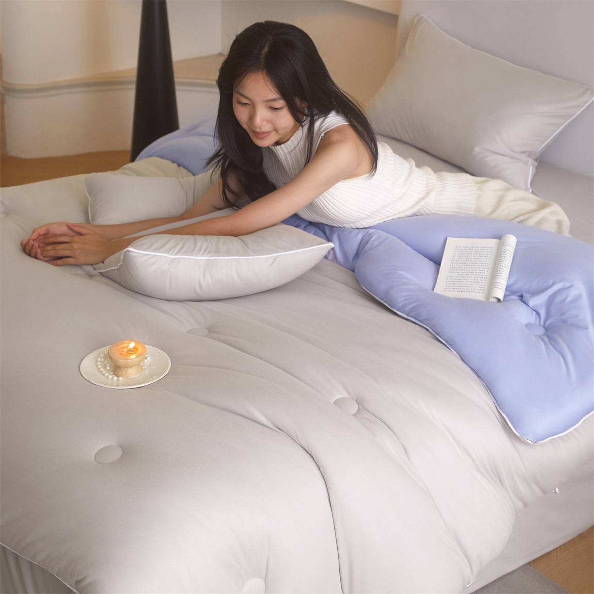 91家纺网 家纺一手货源 找家纺 头等舱 2025新款针织A类软糯净植力抗菌防螨防霉低致敏双拼秋冬被（模特图） 浅灰+天空蓝