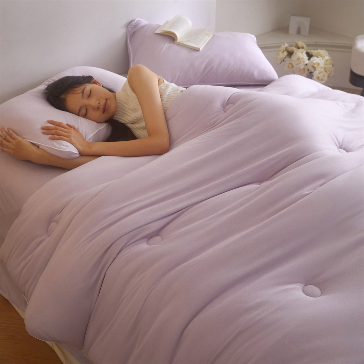 91家纺网 家纺一手货源 找家纺 头等舱 2025新款针织A类软糯净植力抗菌防螨防霉低致敏双拼秋冬被（模特图） 浅紫+奶黄