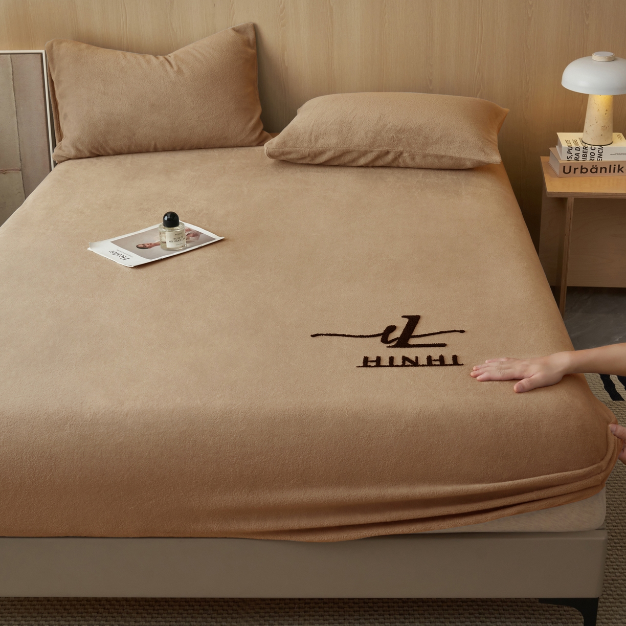 91家纺网 家纺一手货源 找家纺 早晨家纺 2025新款牛奶绒纯色毛巾绣暖绒床笠 时尚-奶茶咖