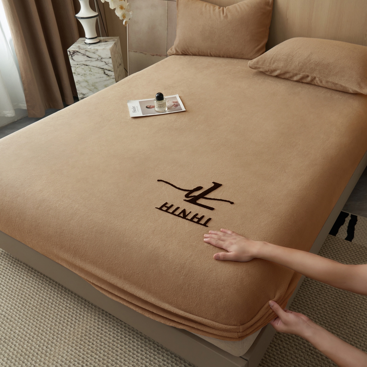 91家纺网 家纺一手货源 找家纺 早晨家纺 2025新款牛奶绒纯色毛巾绣暖绒床笠 时尚-奶茶咖