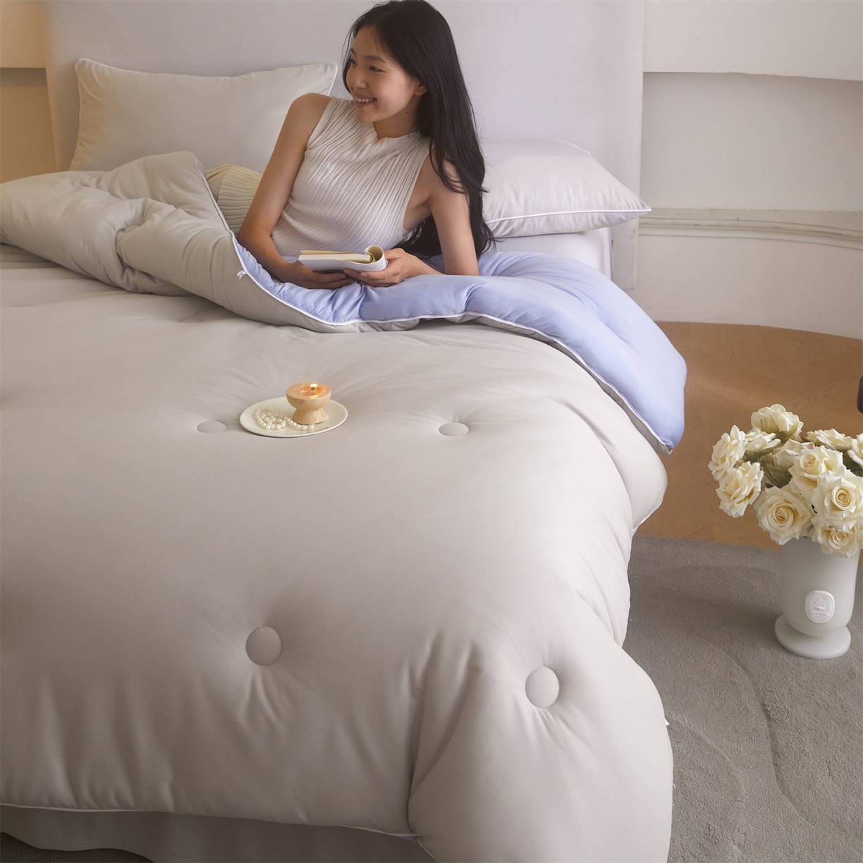 91家纺网 家纺一手货源 找家纺 头等舱 2025新款针织A类软糯净植力抗菌防螨防霉低致敏双拼秋冬被（模特图） 浅灰+天空蓝