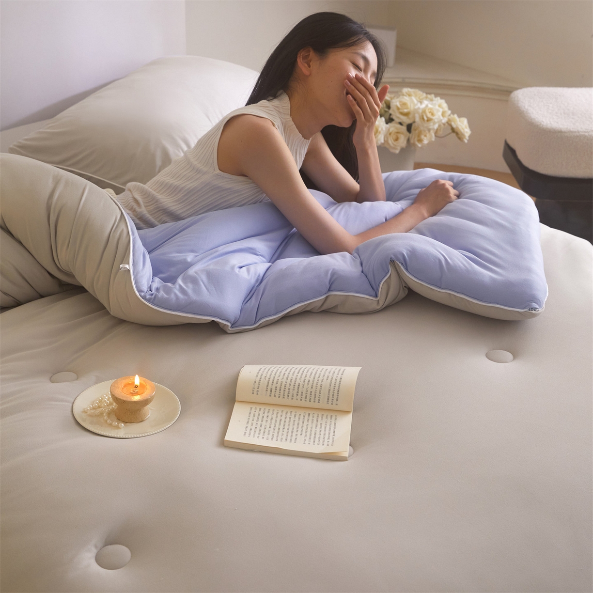 91家纺网 家纺一手货源 找家纺 头等舱 2025新款针织A类软糯净植力抗菌防螨防霉低致敏双拼秋冬被（模特图） 浅灰+天空蓝