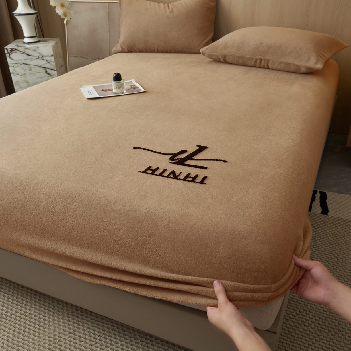 91家纺网 家纺一手货源 找家纺 早晨家纺 2025新款牛奶绒纯色毛巾绣暖绒床笠 时尚-奶茶咖